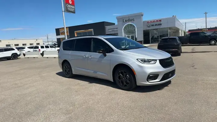 Chrysler Pacifica 2024 photo 2