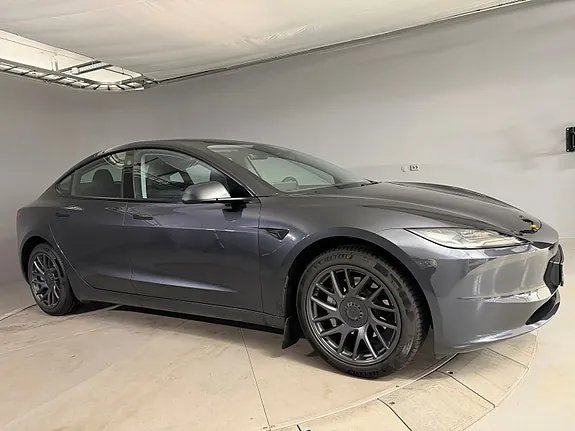 Tesla Model 3 2026 photo 4