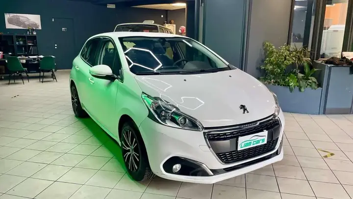 Peugeot 208 2015 photo 3