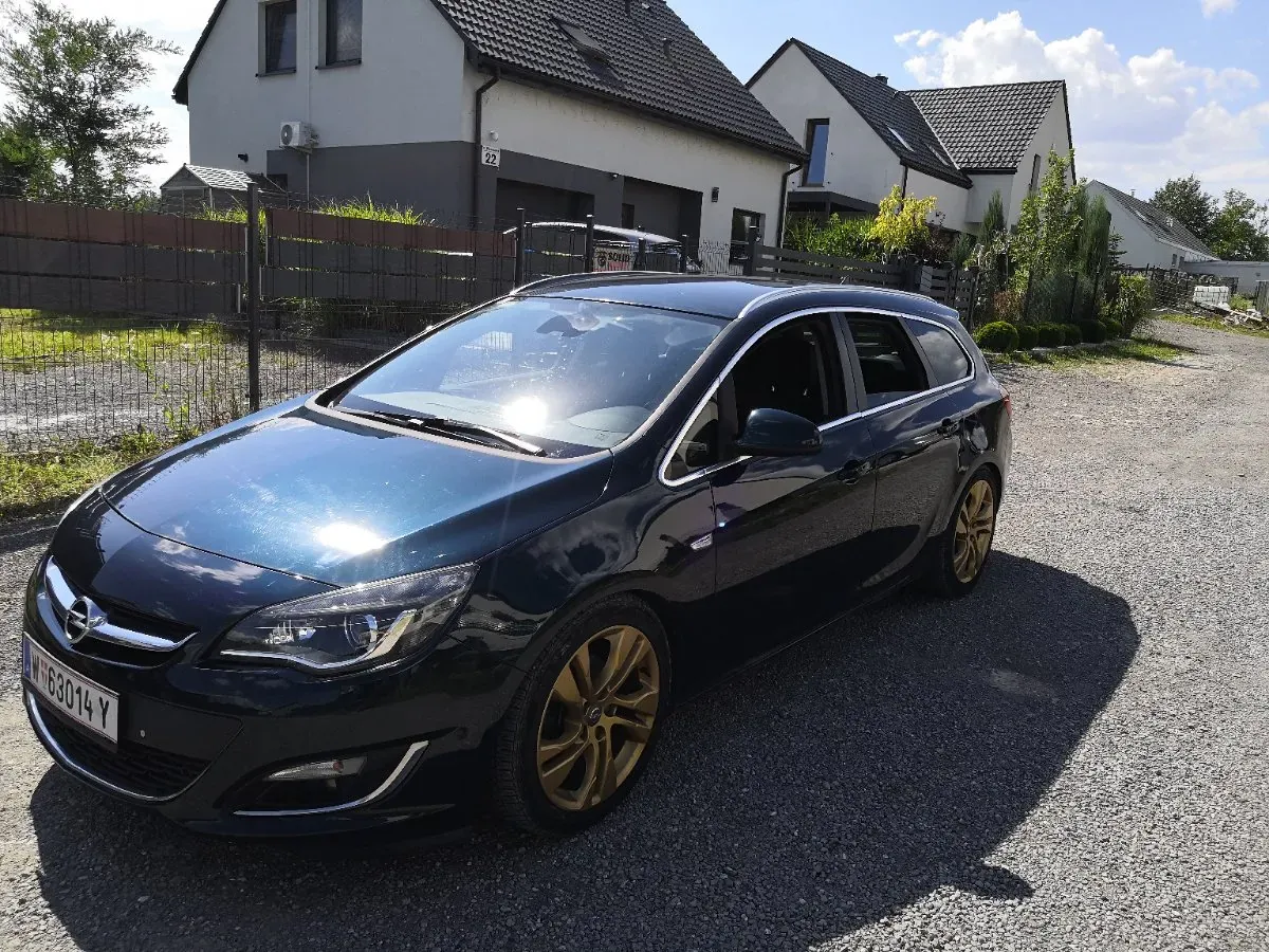 Opel Astra 2014 photo 2