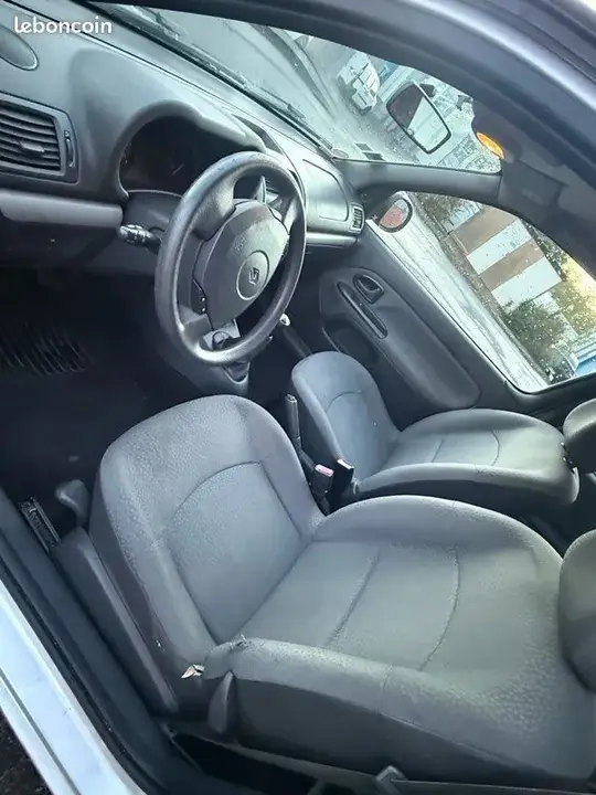 Renault Clio 2011 photo 3