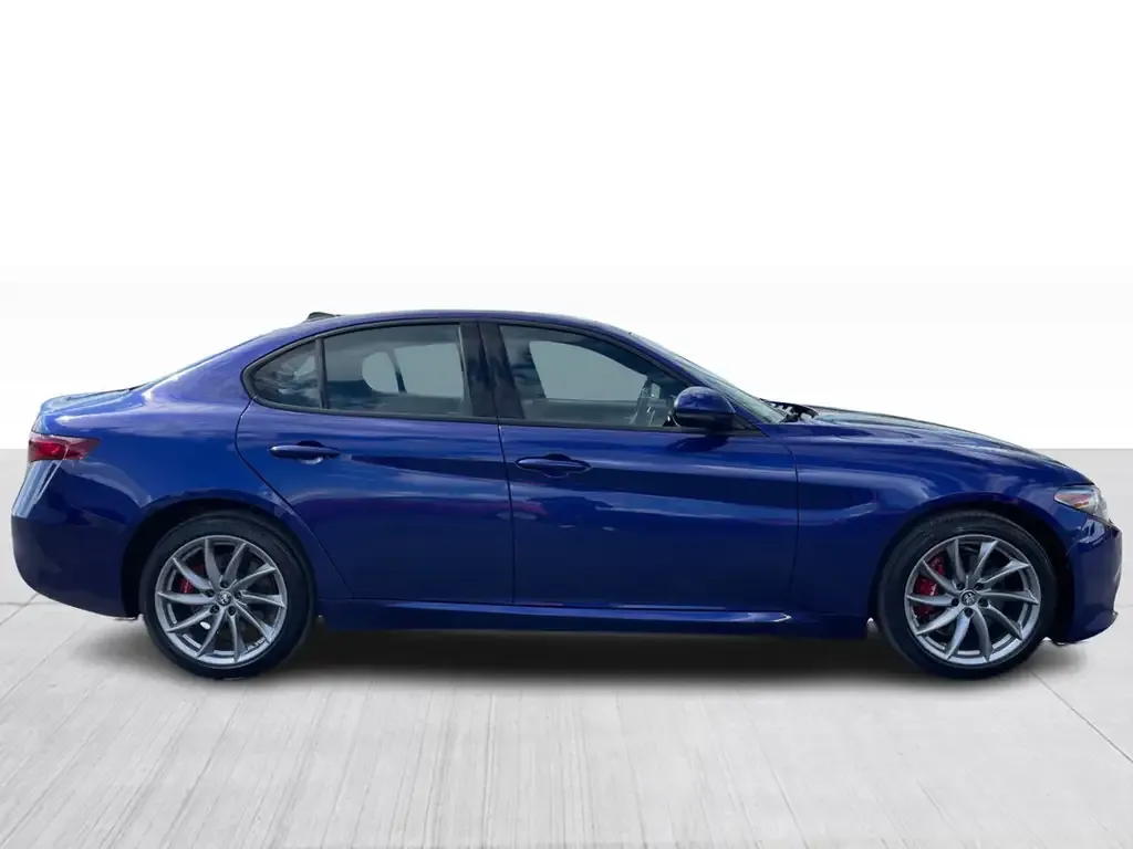Alfa Romeo Giulia 2022 photo 2