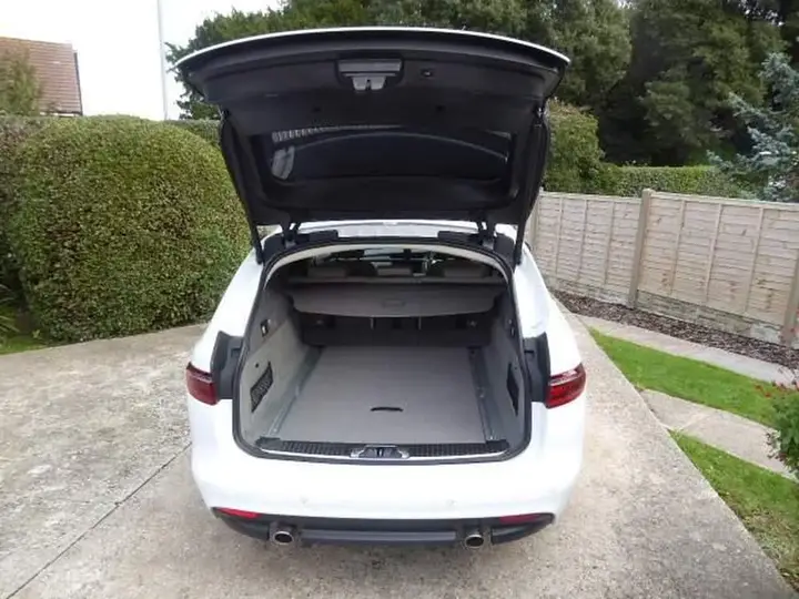 Jaguar Xf 2019 photo 5