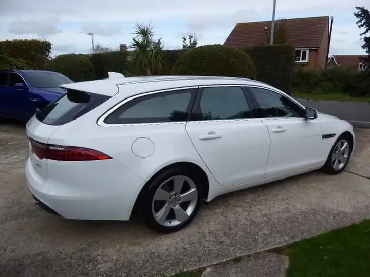 Jaguar Xf 2019 photo 2