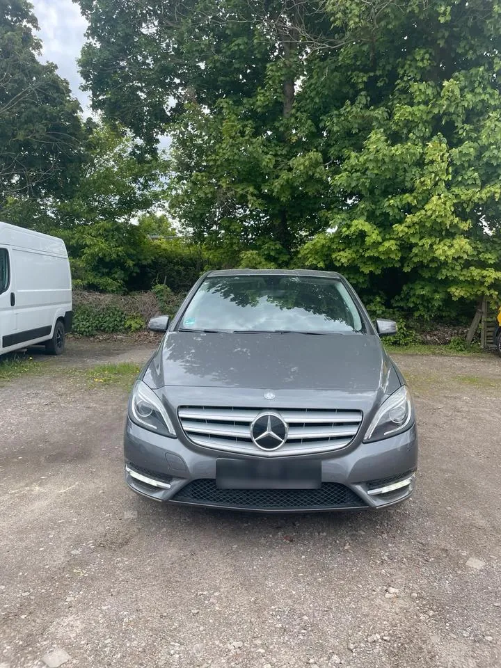 Mercedes-Benz B180