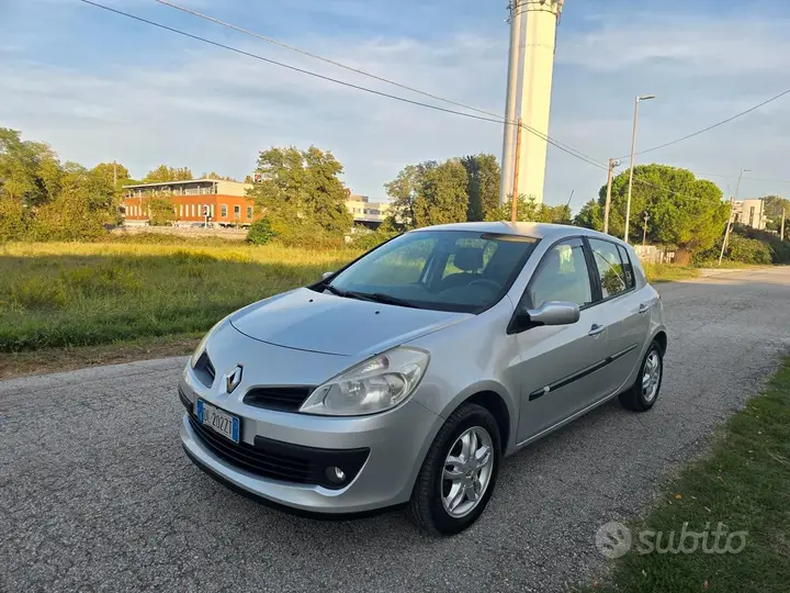 Renault Clio 2007 photo 2