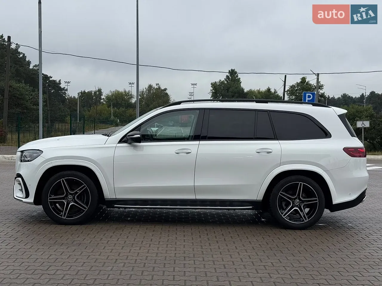 Mercedes-Benz Gls-Class 2023 photo 3