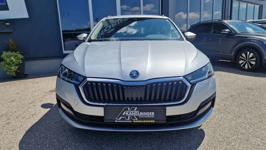 Skoda Octavia 2023 photo 2