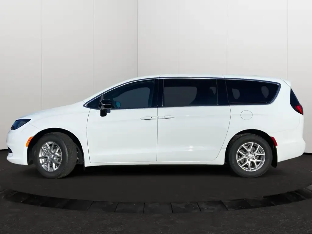 Chrysler Grand Caravan 2026 photo 2
