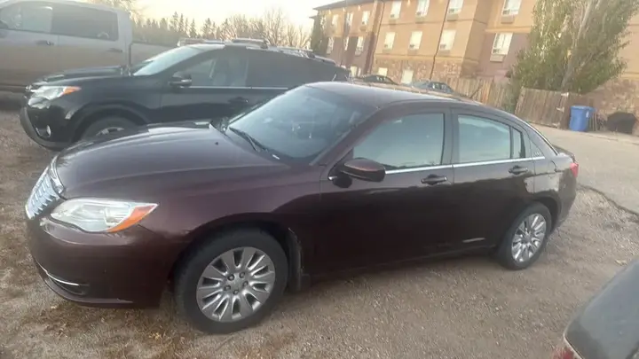 Chrysler 200 2013 photo 2