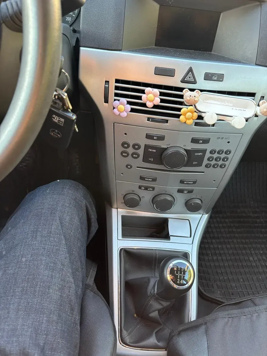 Opel Astra 2009 photo 2