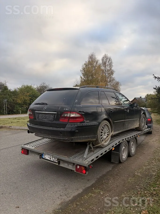 Mercedes-Benz E320 2004 photo 2