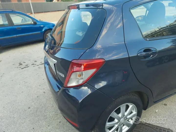 Toyota Yaris 2012 photo 2