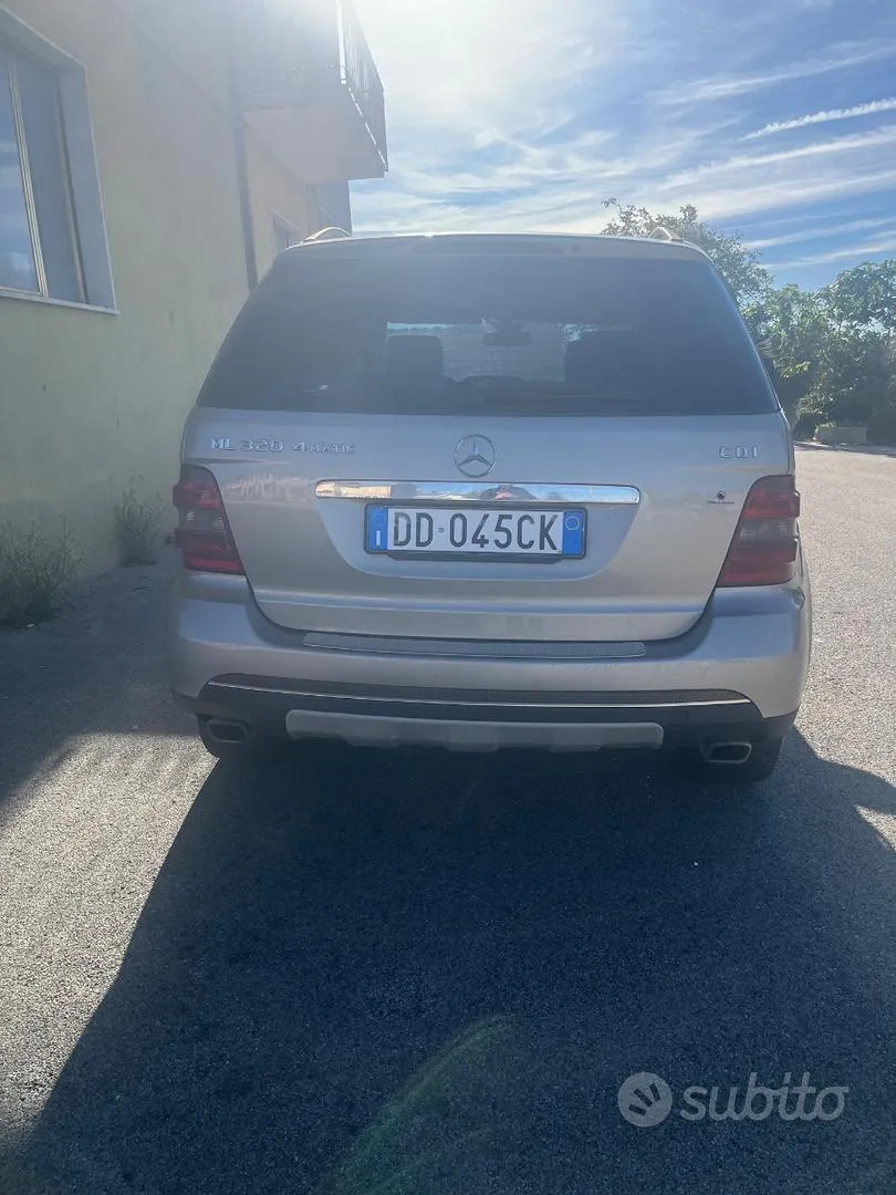 Mercedes-Benz 320 2006 photo 2