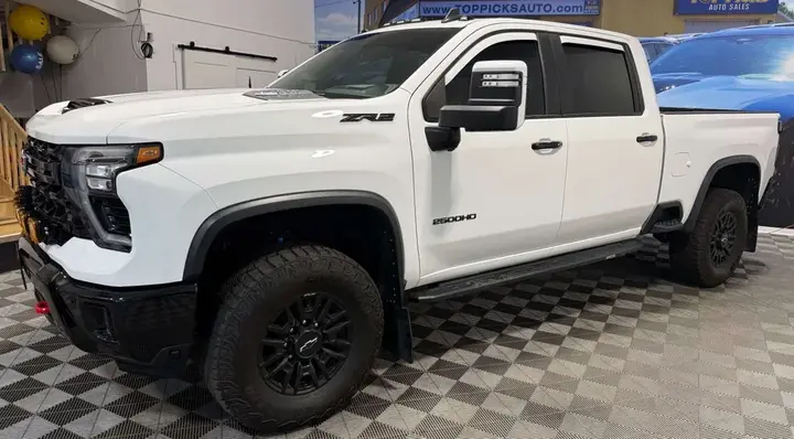 Chevrolet Silverado 2500 2025 photo 2