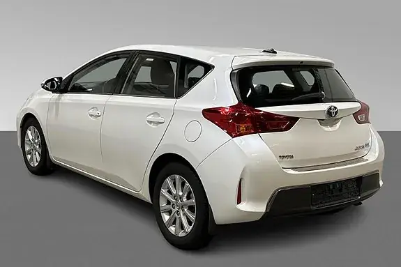 Toyota Auris 2013 photo 2