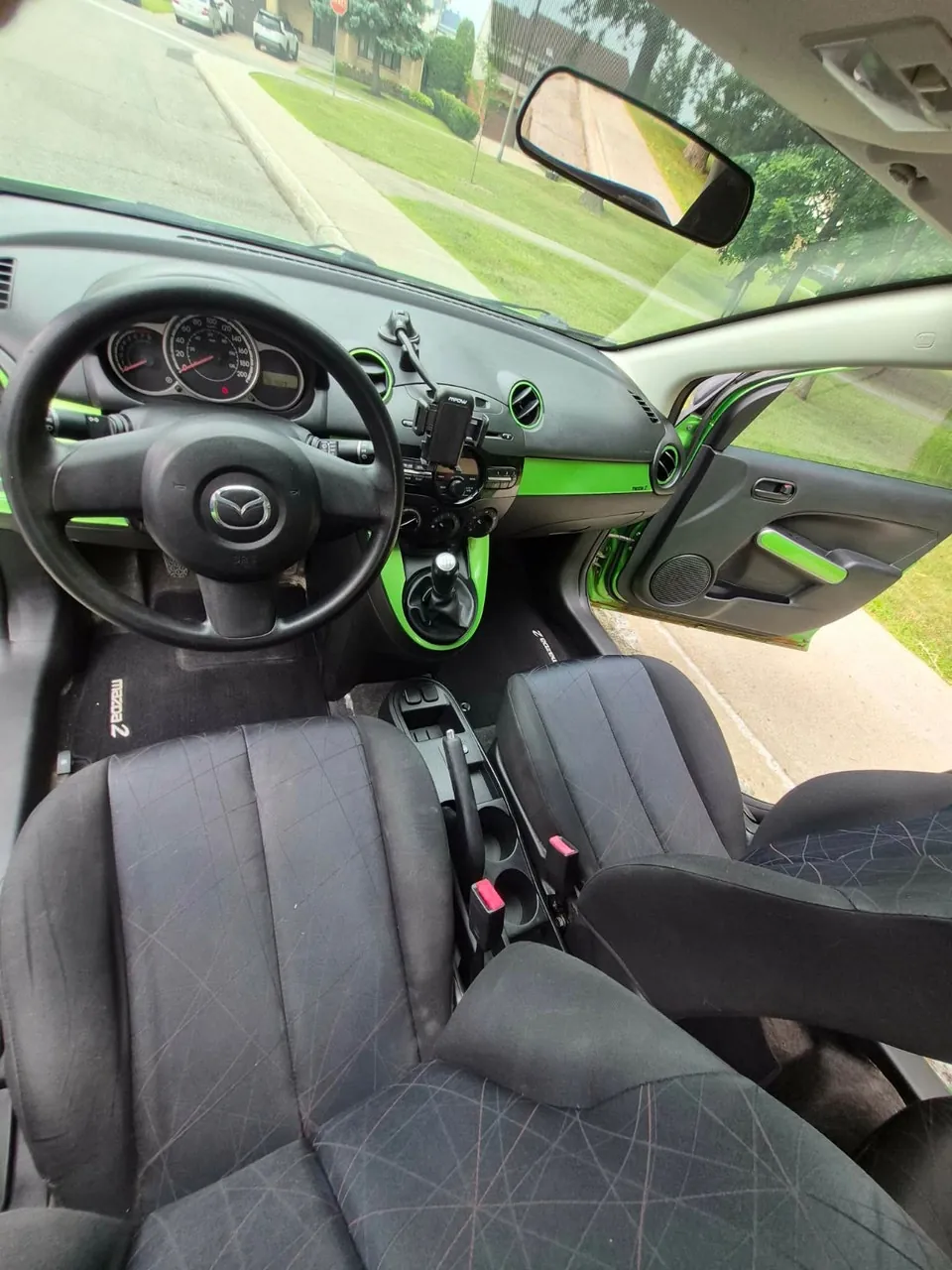 Mazda 2 2011 photo 3