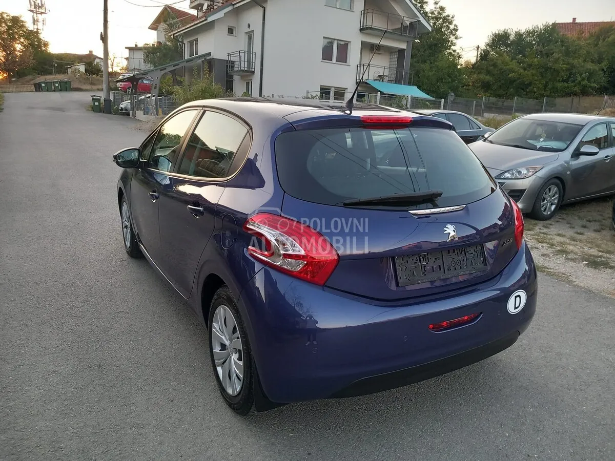 Peugeot 208 2013 photo 2