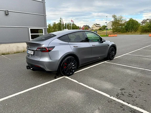Tesla Model Y 2025 photo 5
