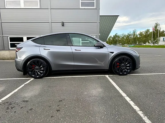 Tesla Model Y 2025 photo 4