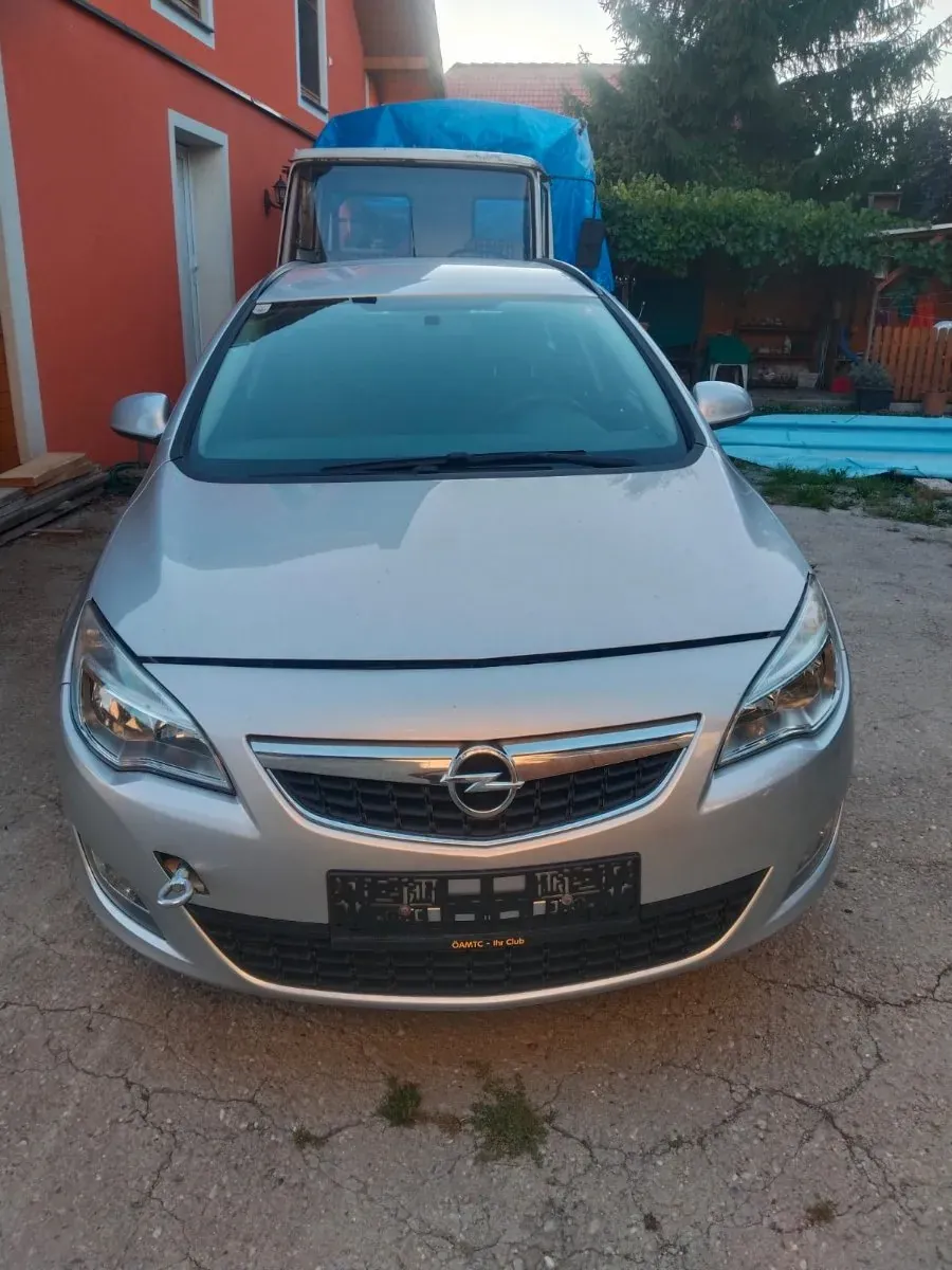Opel Astra 2011 photo 3