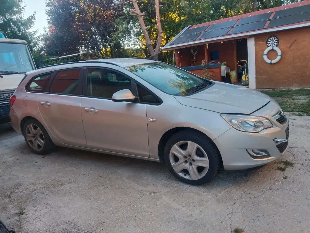 Opel Astra 2011 photo 2