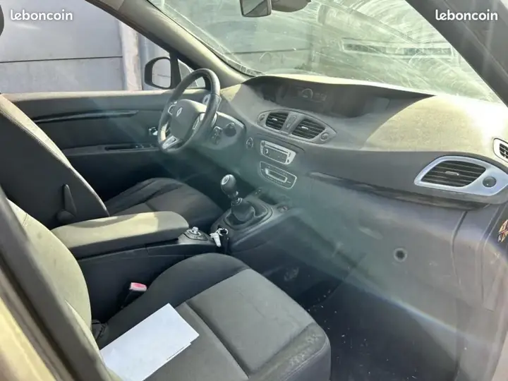 Renault Scenic 2012 photo 4