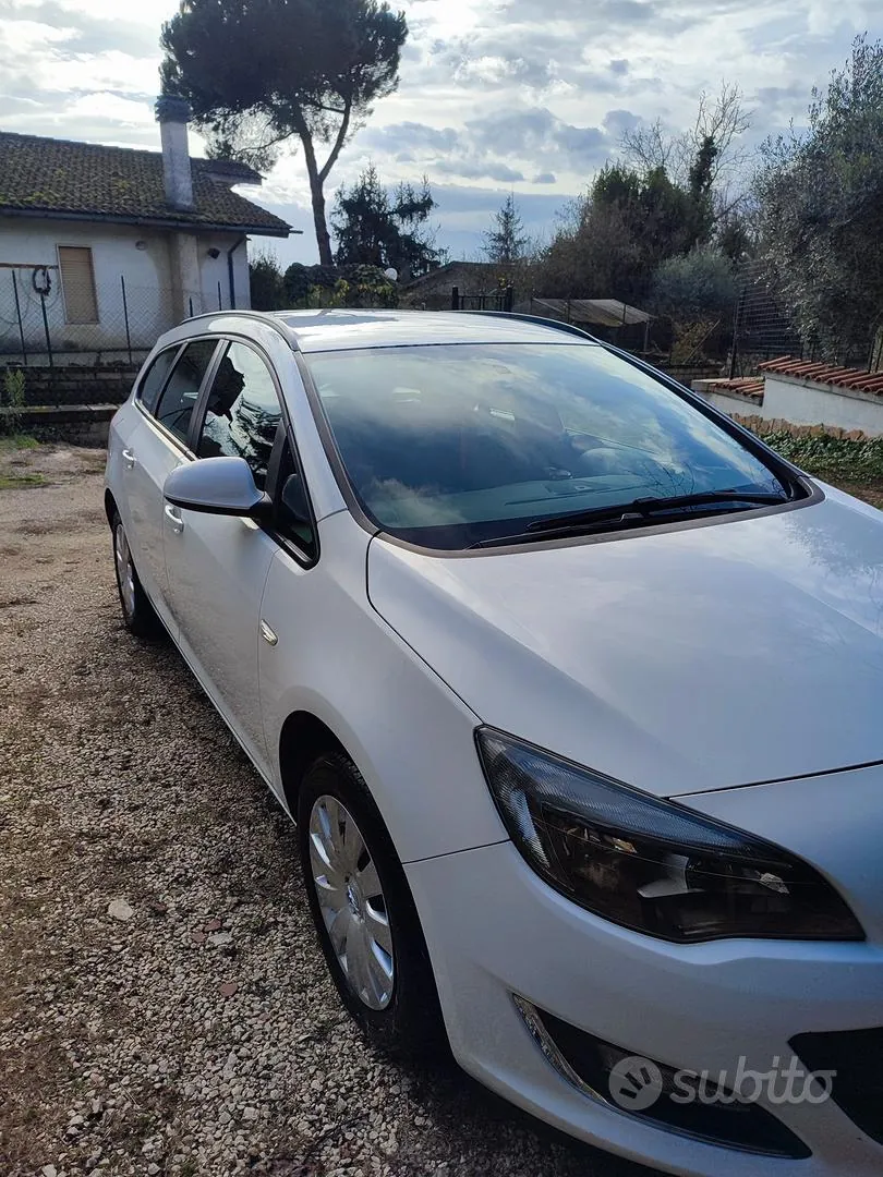 Opel Astra 2013 photo 2