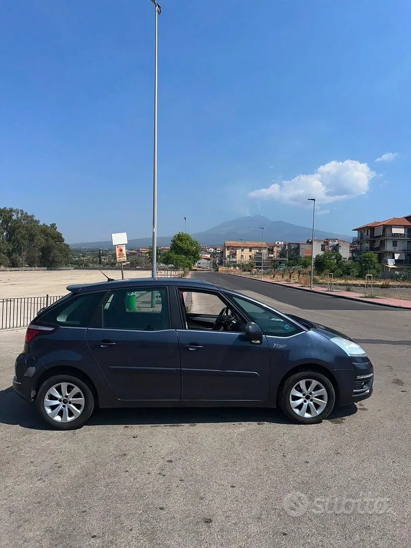 Citroen C4 Picasso 2011 photo 2
