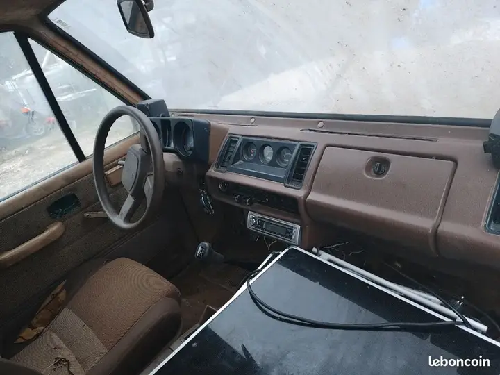 Isuzu Trooper 1990 photo 2