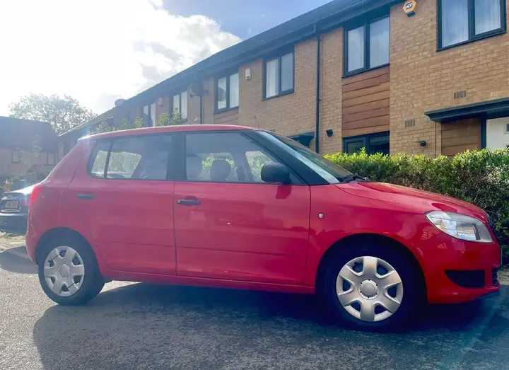 Skoda Fabia 2011 photo 2