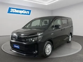 Toyota Voxy 2014 photo 2