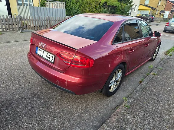 Audi A4 2010 photo 2