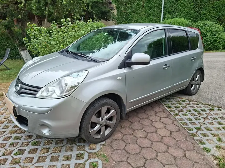 Nissan Note 2011 photo 2