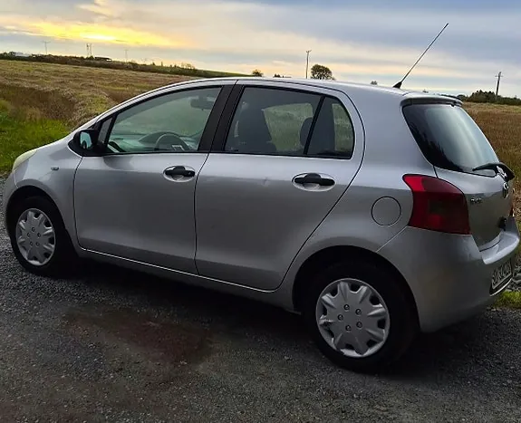 Toyota Yaris 2006 photo 2