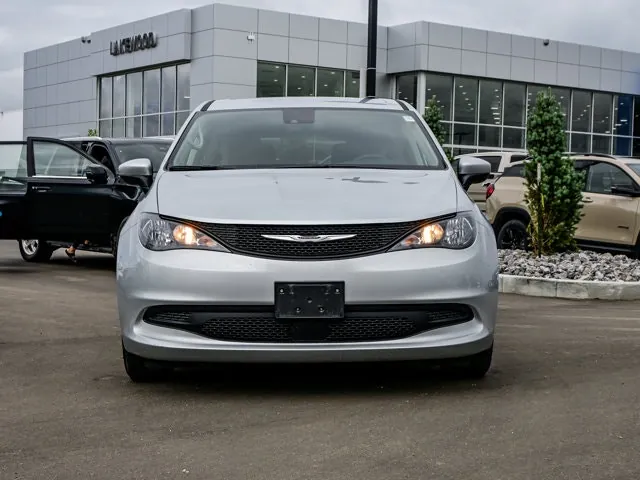 Chrysler Grand Caravan 2023 photo 3