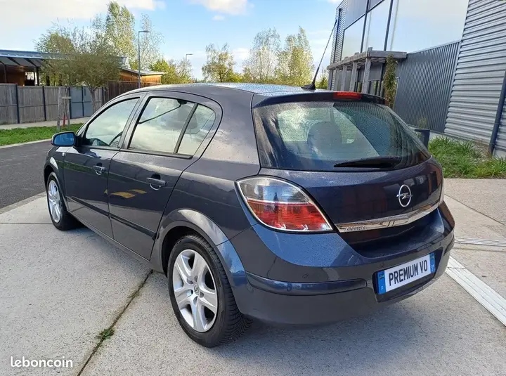Opel Astra 2009 photo 4