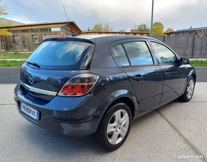 Opel Astra 2009 photo 3