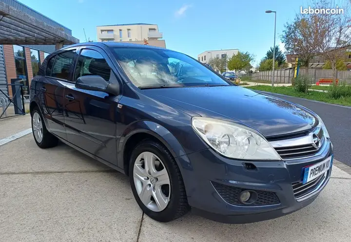 Opel Astra 2009 photo 2