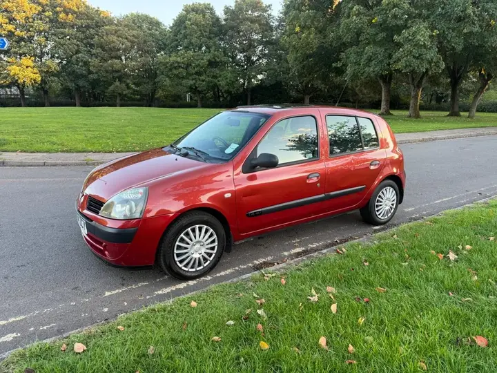 Renault Clio 2004 photo 2