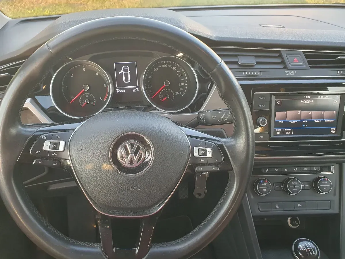 Volkswagen Touran 2019 photo 2