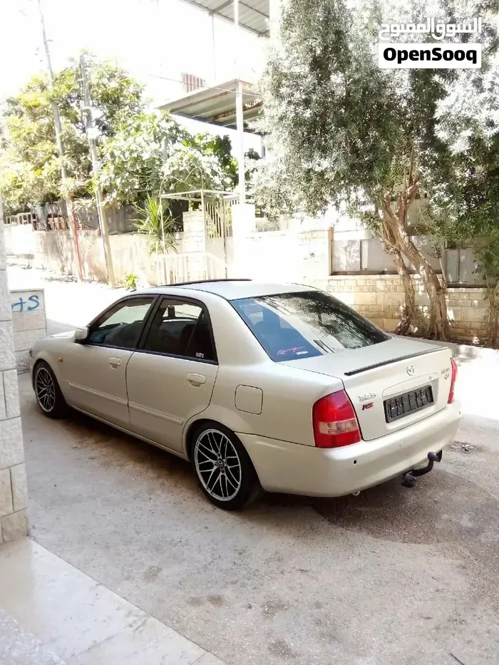 Mazda 2000 2001 photo 2