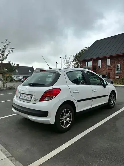 Peugeot 207 2010 photo 5