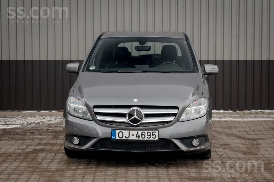 Mercedes-Benz B180 2014 photo 2