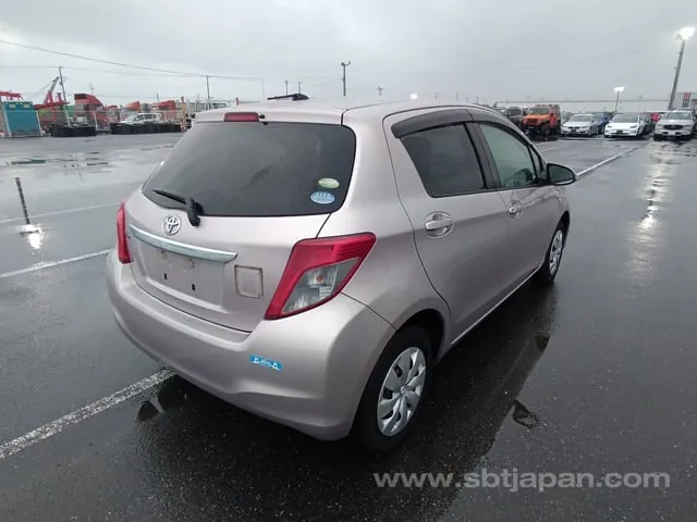Toyota Vitz 2011 photo 4