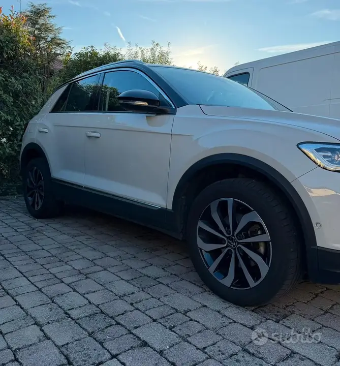 Volkswagen T-Roc 2023 photo 2