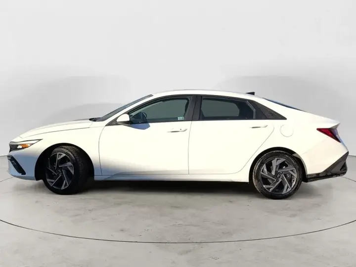 Hyundai Elantra 2024 photo 3
