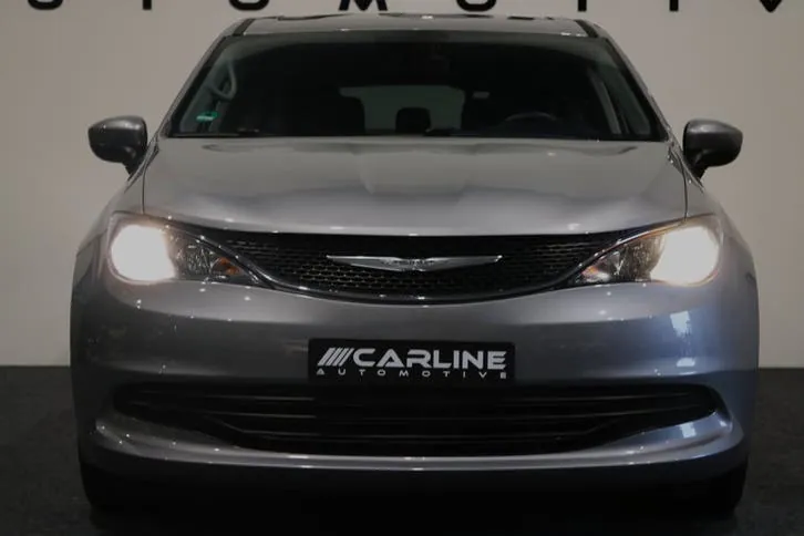 Chrysler Pacifica 2017 photo 2