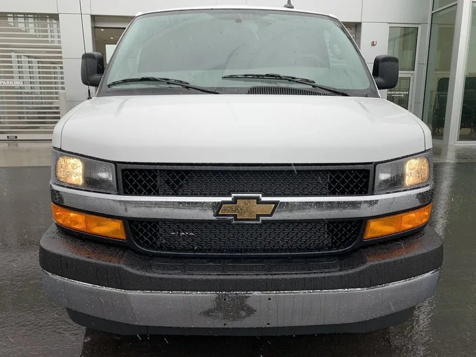 Chevrolet Express 2025 photo 2