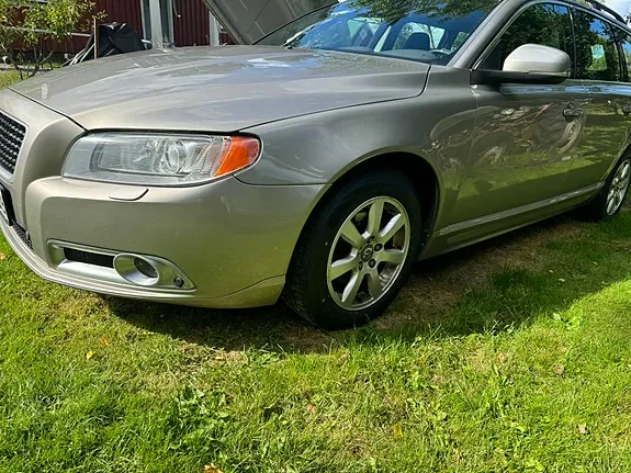 Volvo V70 2012 photo 2